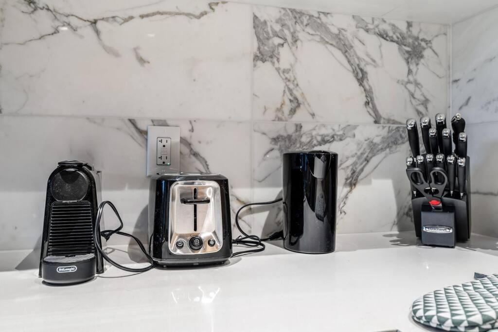 Modern Comfort At Ubc: 1Br Condo Near Campus Ванкувер Экстерьер фото